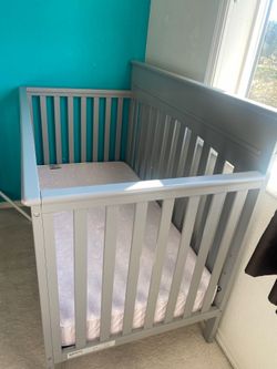 Delta 4 in 1 crib,  mattress and covers