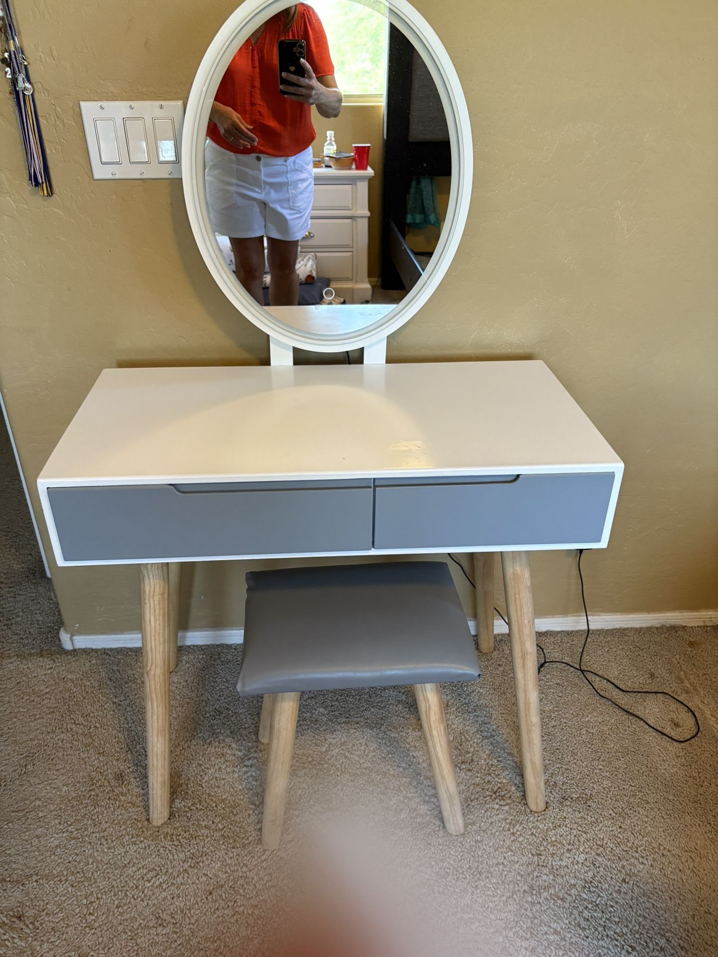Vanity Set with Rounded Lighted Mirror and Stool