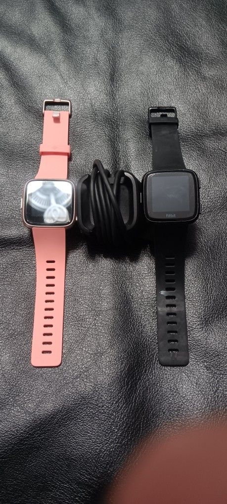 Fitbit Versa FB504 lot