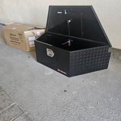 NEW TRAILER TOOL BOX TONGHE COLOR BLACK ALUMINIUM DIAMOND COMES WITH 2 KEYS DIMENSIONS SHOW IN THE PICTURES 39" FOR ANY QUESTION TEXT ME PLEASE HABLO 