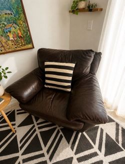 MOVING SALE!! NATUZZI GENUINE LEATHER ARMCHAIR – ITALIAN DESIGN 🇮🇹