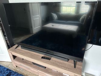 VIZIO 65” 4K Smart TV D65u-D2 – Needs Backlight Repair – Remote Included