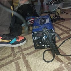 Roland MIG 130T ŴELDER AND HELMET. WORKS GREAT.