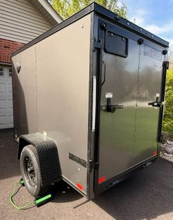 2025 5x8 Discovery is Rover ET w/ NATDA Rover ET Pkg (Charcoal)