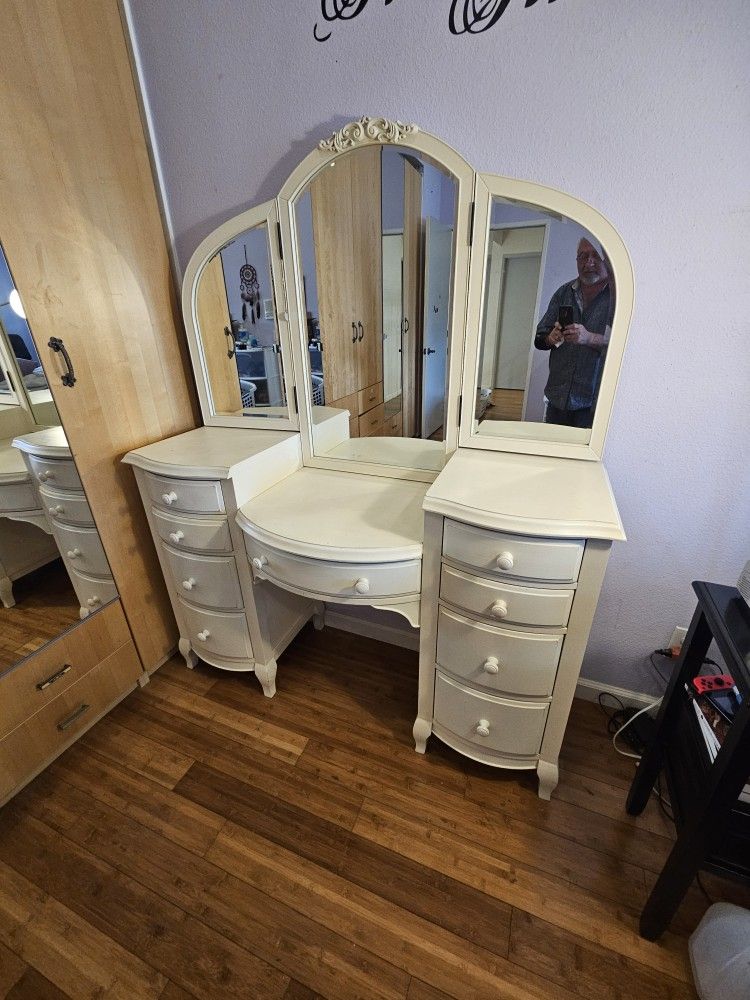 Pottery Barn Makeup Vanity Table With Mirrors