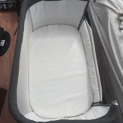 Baby bedside bassinet 