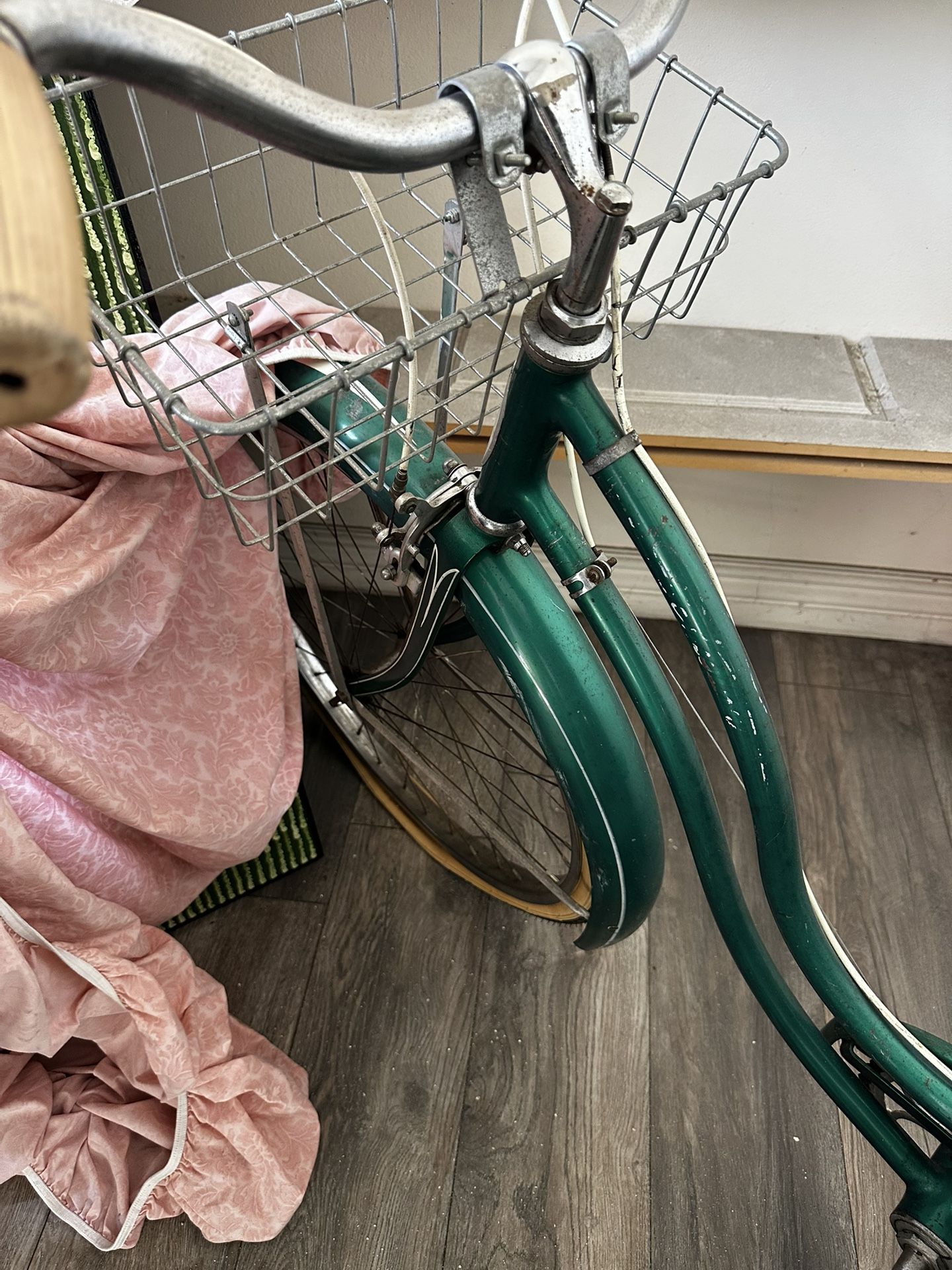 VINTAGE WOMEN’S SHWINN BIKE