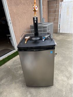 Danby Kegerator with C02 tank and tap handles