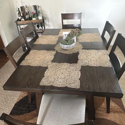 🍽 6-seat dining room (expands to 8)