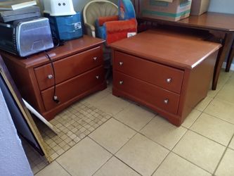 $25+
Sofa $50
3 Dressers (side tables) $25 each
Huge dresser $75
Dining Table $25
TV table $25
Coffee table $25
Roller chair $25
Lamp $25
Pick up /del