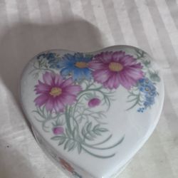 Vintage Elizabeth Arden Porcelain Floral Print Heart Shaped Trinket Box