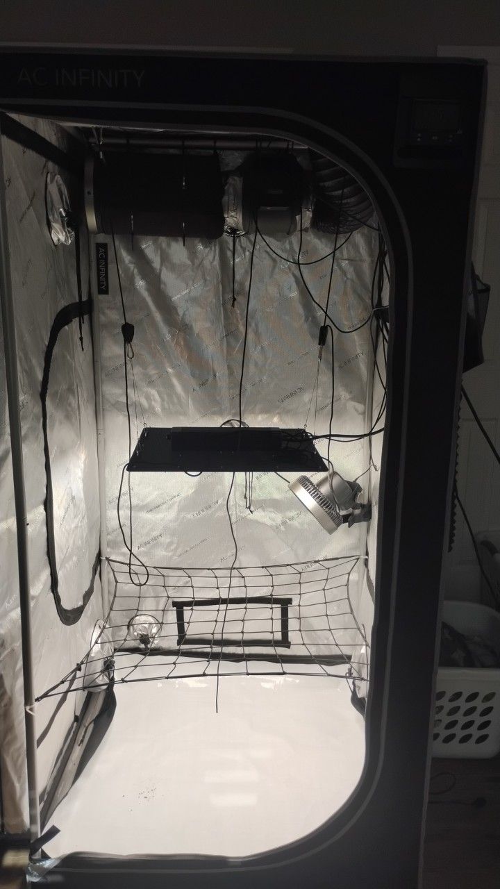 AC INFINITY 3X3 SMART TENT GROW SETUP WITH FULL EQUIPMENT.