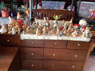 Vintage collectible clowns 52 total in the collection, some are wind up music, some are banks most are stand alone ceramic figures.  Plainfield, Illin