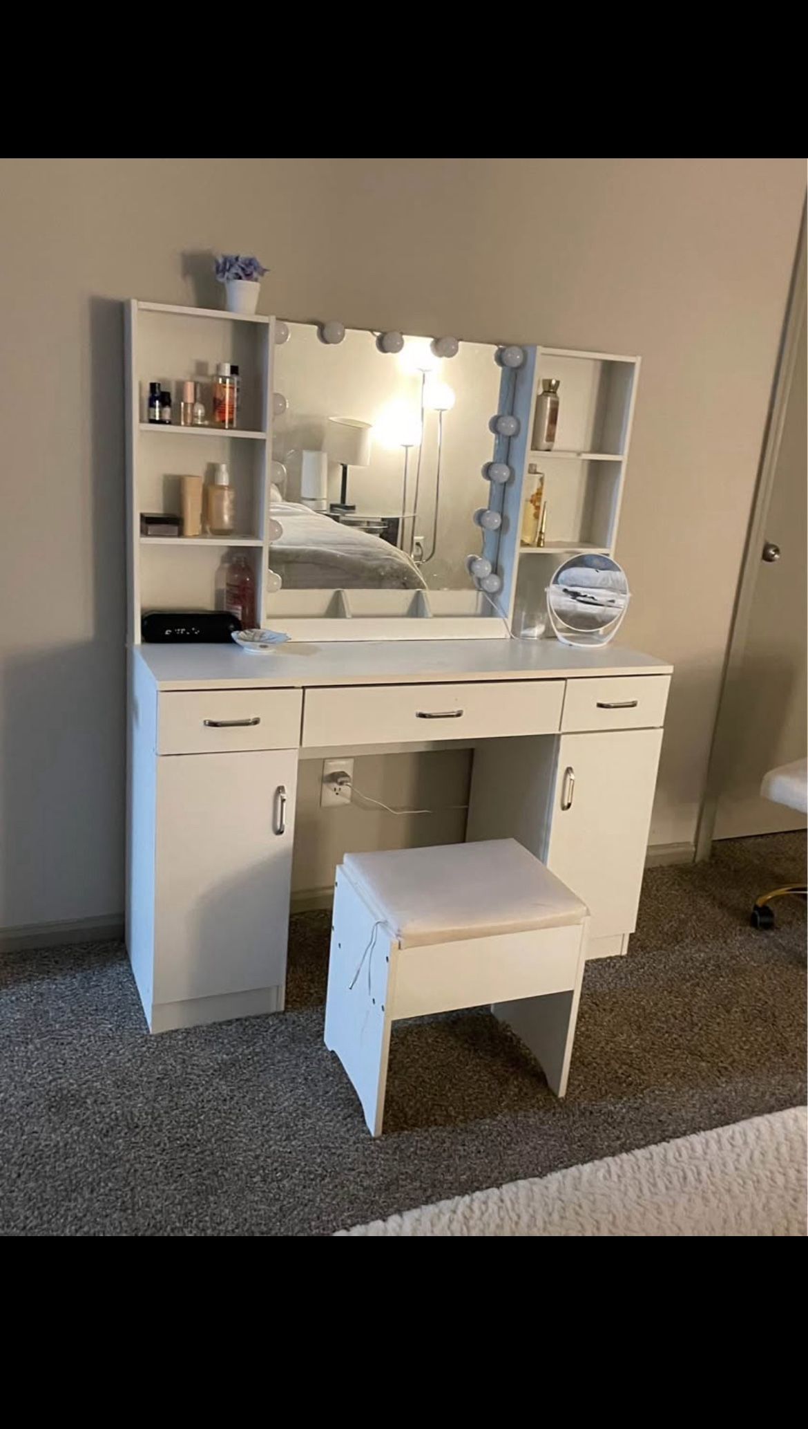 Makeup vanity