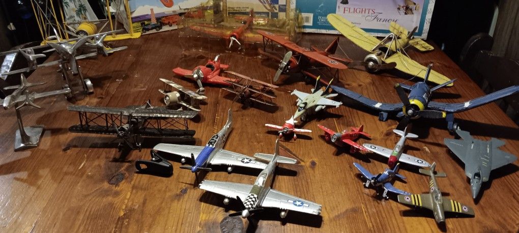 AIRPLANE LOT OF 25.GULF OIL/BUDWEISER BANKS. ANIMATED FLYING SANTA AIRPLANE SHELF