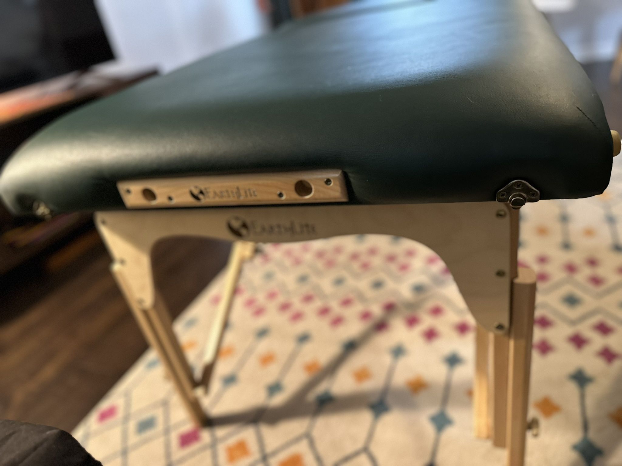Earthlite Massage Table for Sale in Virginia Beach, VA OfferUp