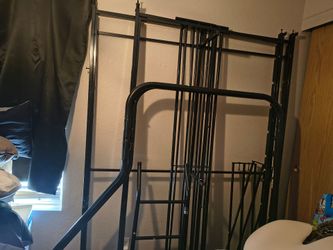 Black metal bunk bed/twin on top/full on bottom