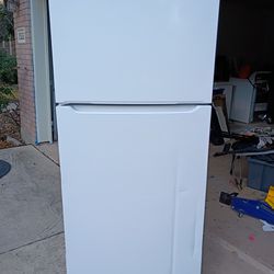 Frigidaire FFTR1835VW is a 30-inch, 18.3 cu. ft. top-freezer refrigerator