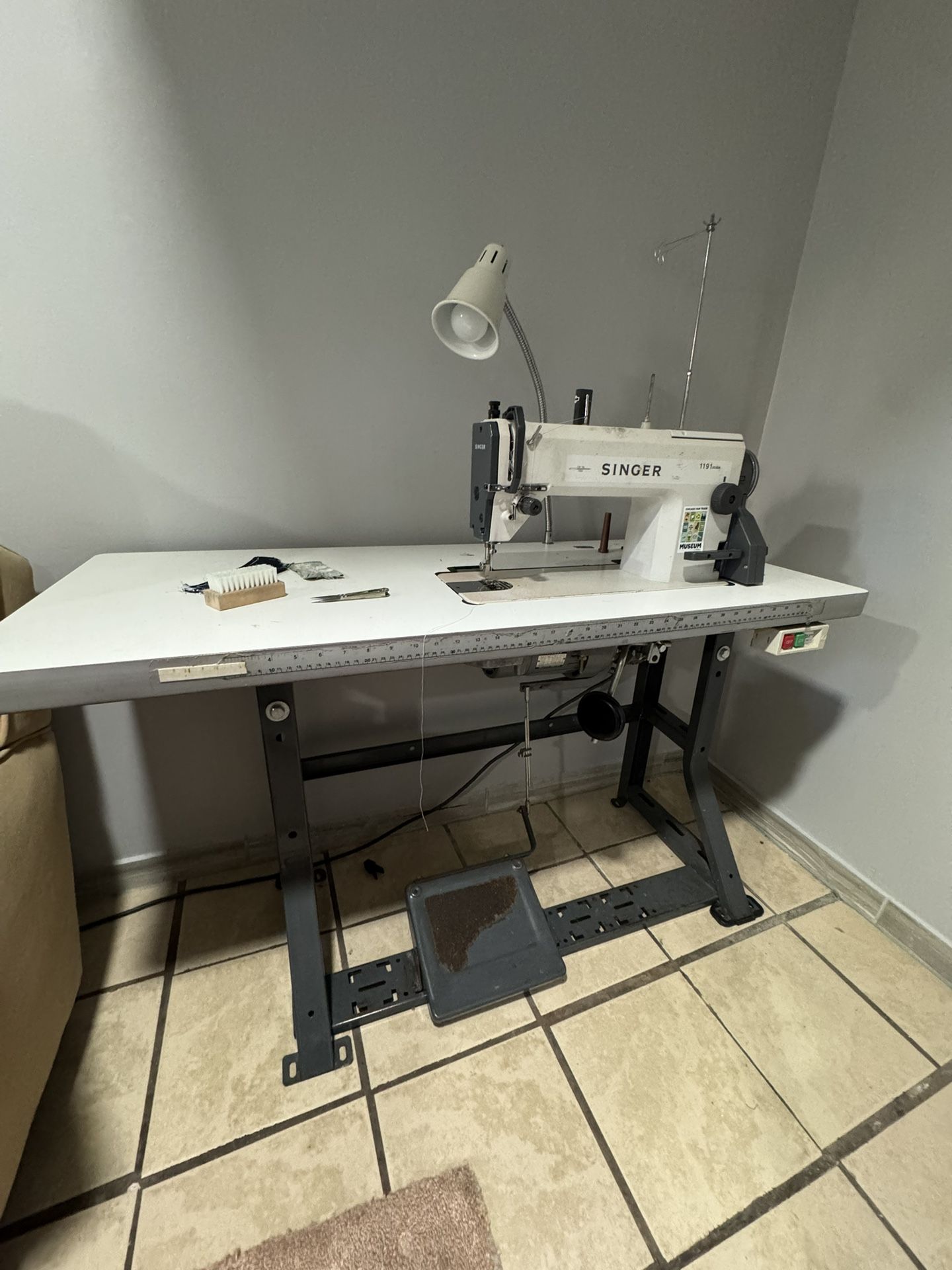 Singer industrial Sewing Machine 