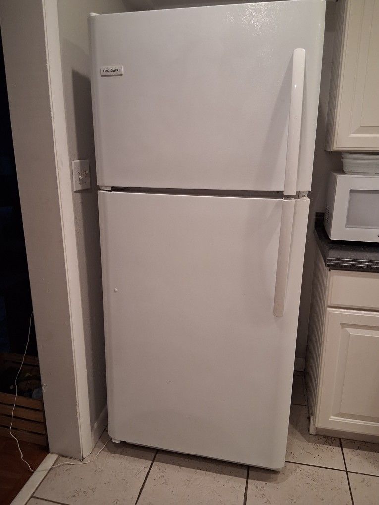 Frigidaire Refrigerator Top Freezer 20 Cu Ft