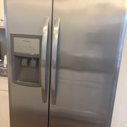 Fridgaire Fridge 