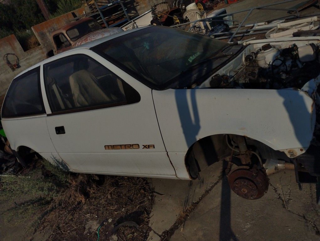 3 GEO METROS FRAMES AND PARTS SOLD AS LOT!