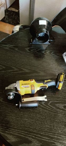 DeWalt 20 volt angle grinder DCG 414  brand new 90$ 2  available