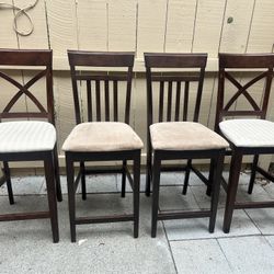 4 - barstools / Chairs (very good Condition)