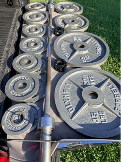 Large Matching Set of Olympic Weights with 7’ Barbell and Quick Locking Collars