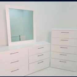 Dresser With Mirror And Chest//Cómoda Con Espejo Y Gavetero 