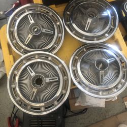 Chevrolet Hubcaps 4 OEM .what you See What Your Buying