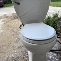 Round toilet