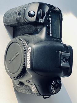 Canon 7D Barely Usted Like New. With Small Backpack/charger And 50mm Lens