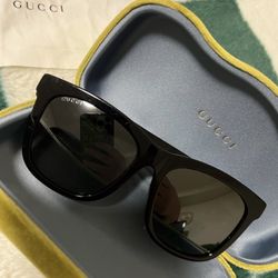 Authentic unisex Black square frame Gucci sunglasses  with velvet case 