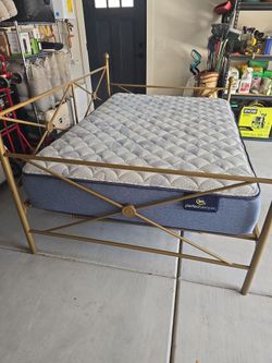 Gold Metal Daybed with Full size Mattress and Twin Trundle