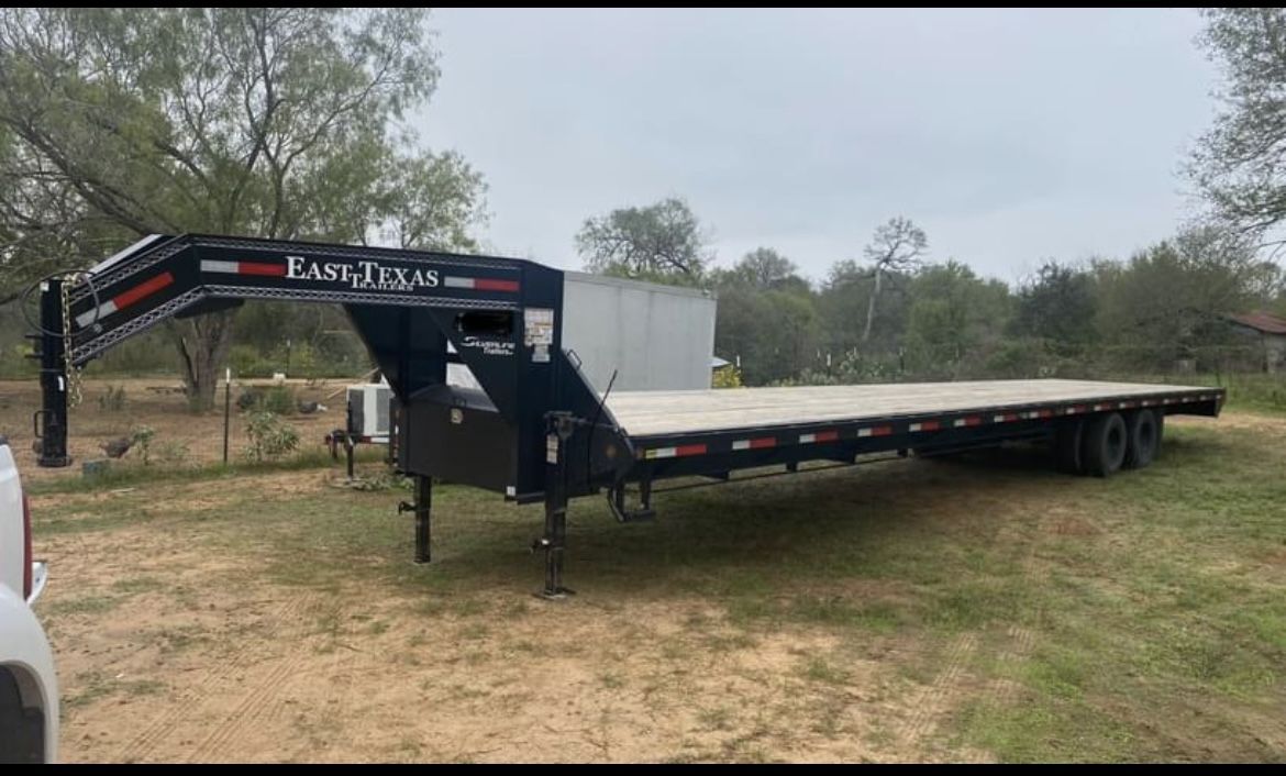 2022 40’ Flatbed Goosneck 22,000lb Gvw Excellent Condition Only $11650