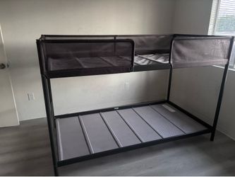 Twin bunk bed