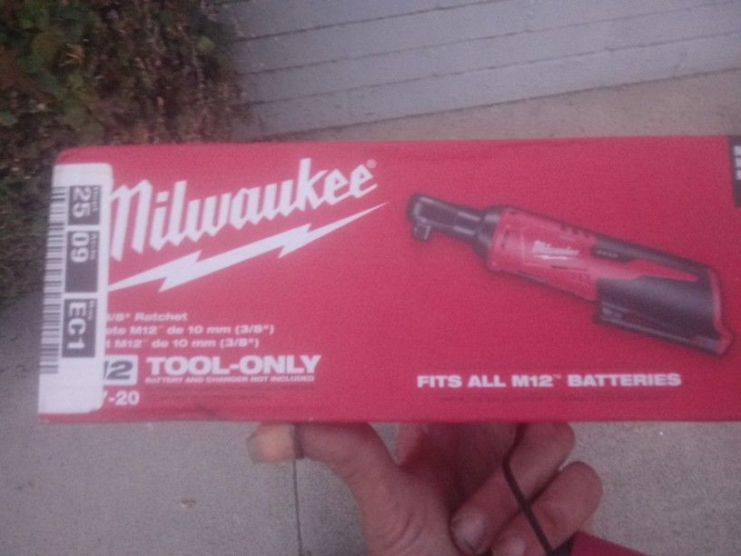 Milwaukee M12 Battery Powered Ratchet