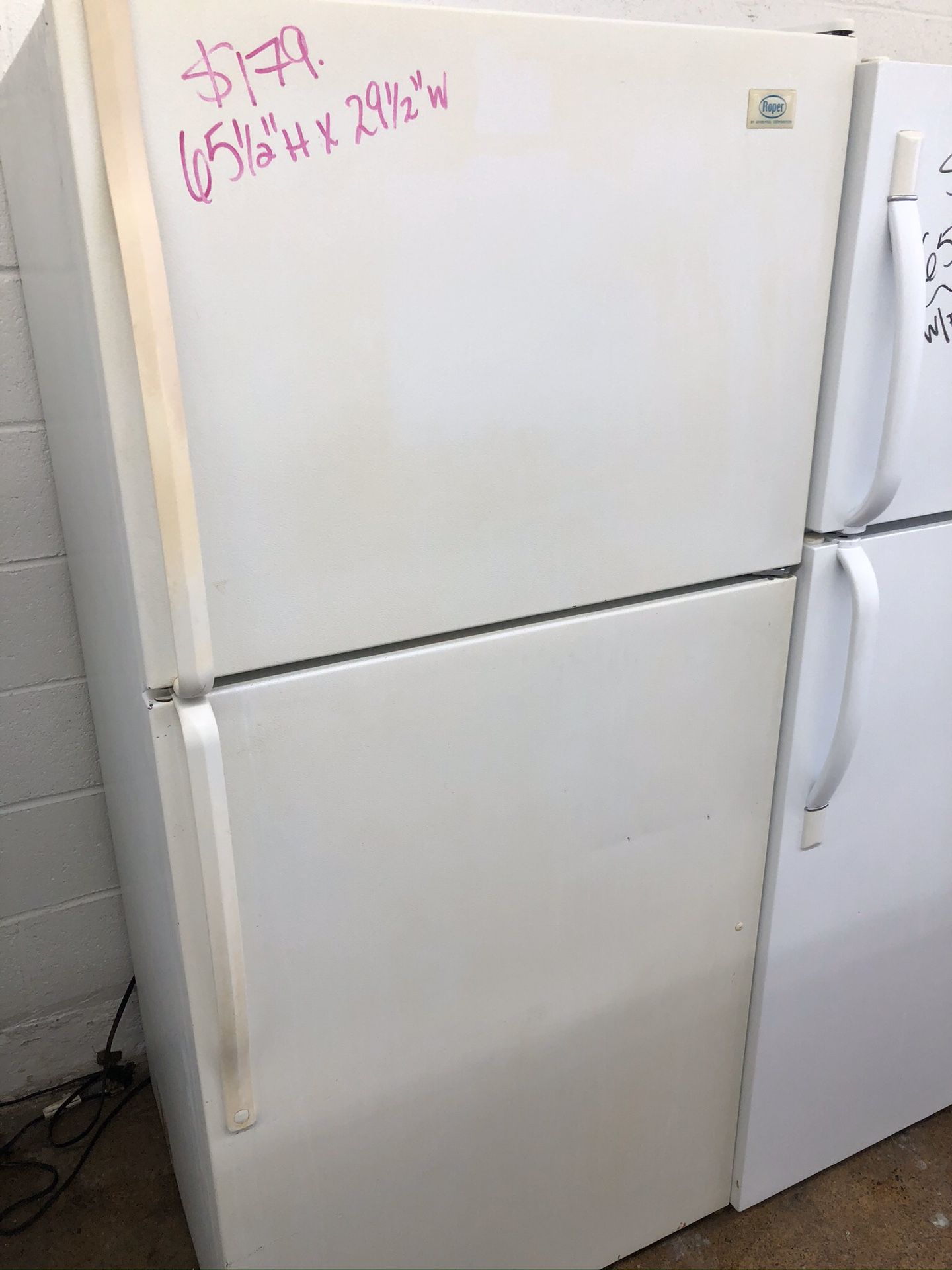 Roper Whirlpool White Refrigerator, 65.5” H x 29.5” W, 18 CF! 30-Day Guarantee! Delivery available TODAY!