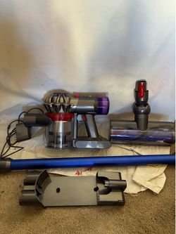 Dyson V8 Cordless Vacuum MINT CONDITION
