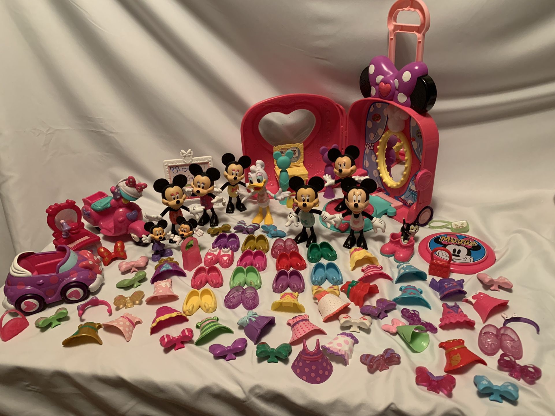 Disney Minnie Mouse And Daisy With Tons Of Accessories And Snap On Outfits