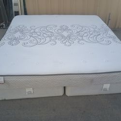 King Sealy Mattress And Box Spring 