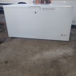 GE "HUGE" CHEST DEEP FREEZER/WORKS GREAT!! (PLEASE READ DESCRIPTION FOR DETAILS=THANK YOU!!👍)