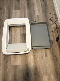 Pet safe litter box with metal storage pan