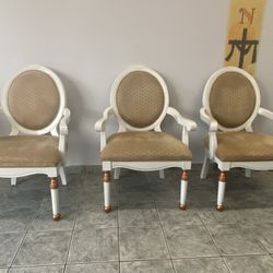 3 Beautiful Chairs ( 3 Hermosas Sillas )