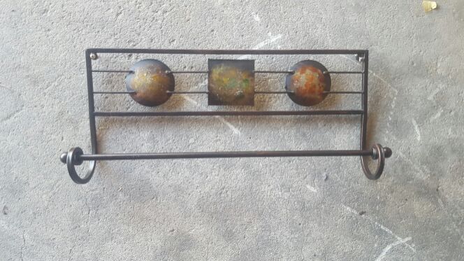 METAL TOWEL HOLDER
