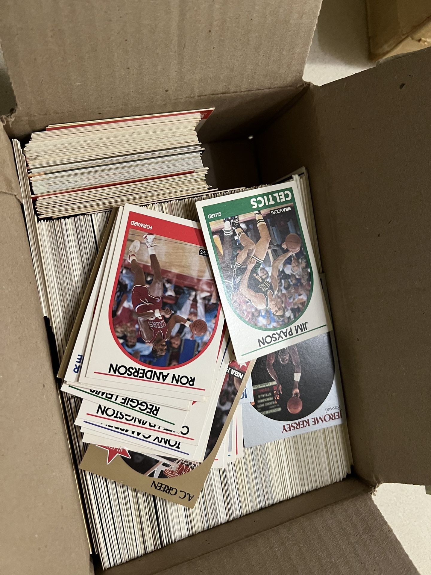 About 1000 basketball cards