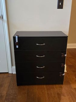 4 DRAWER CHEST WITH CHILD SAFETY LATCHES