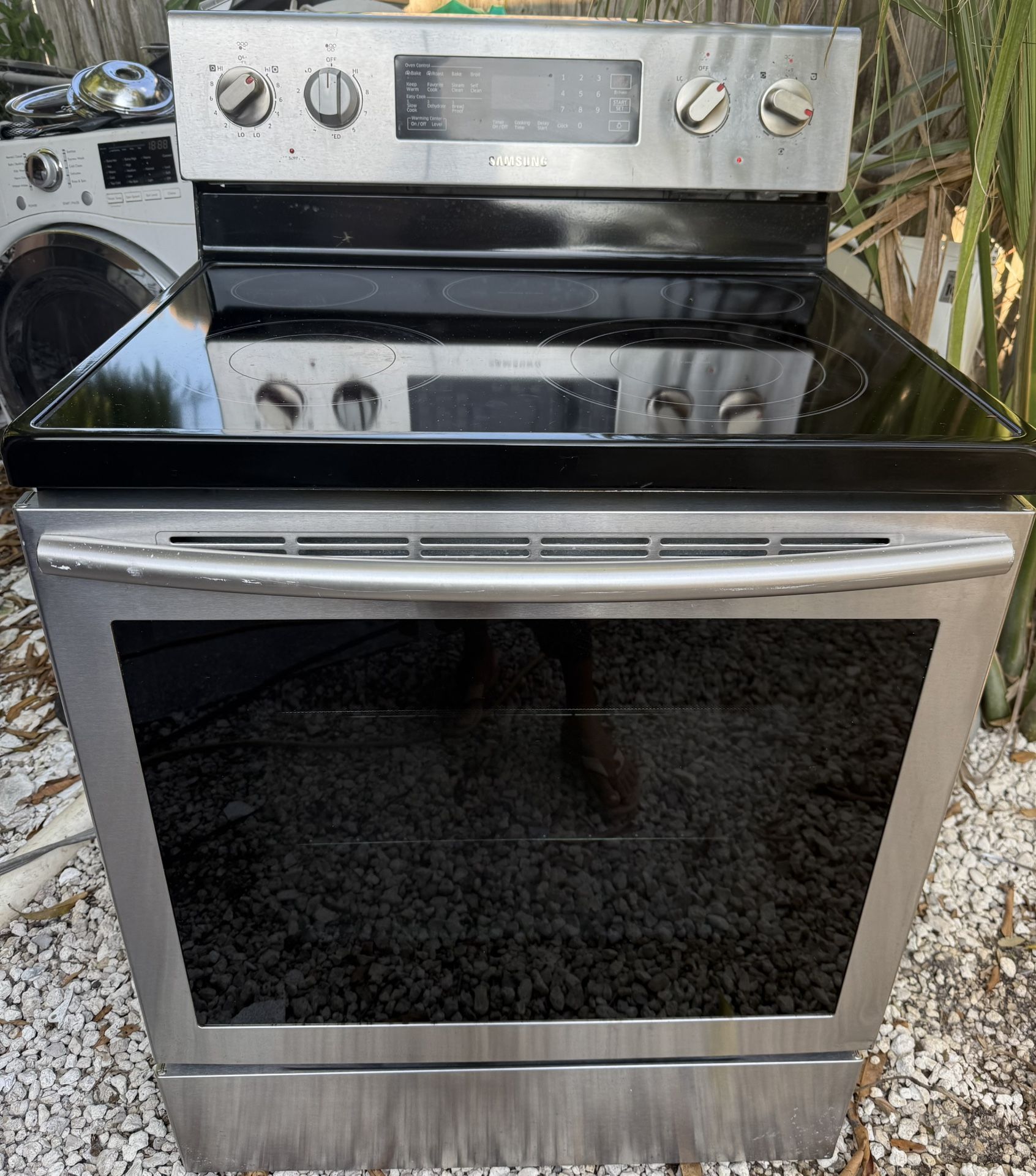 Samsung stove in very good condition except for one small burner on the left side that does not work