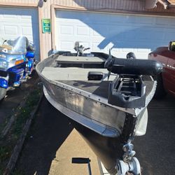 19ft Fishing Boat 1000 Firm. Peddle Troll Motor. Honda Motor. 971 388 03one7